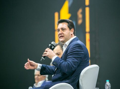 kassab-promove-ratinho-jr.-na-faria-lima-em-meio-a-briga-de-bolsonaros