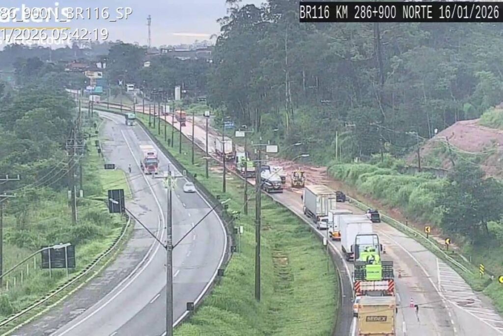 com-pista-bloqueada,-regis-bittencourt-tem-36-km-de-congestionamento