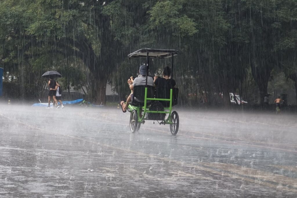 clima:-frente-fria-provoca-temporais-e-chuva-forte-pelo-pais;-confira
