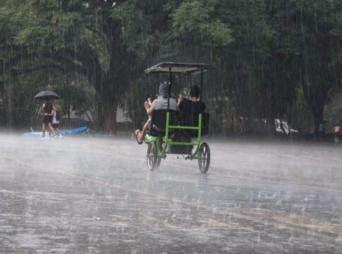 clima:-frente-fria-provoca-temporais-e-chuva-forte-pelo-pais;-confira
