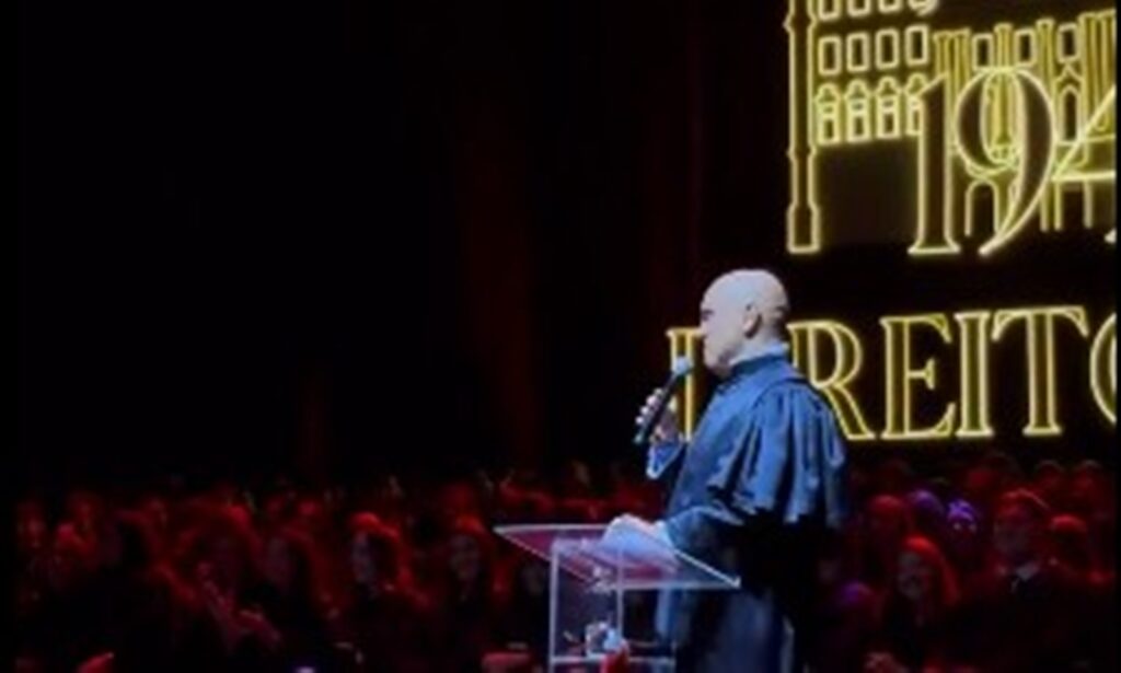 com-bolsonaro-na-papudinha,-moraes-brinca:-“fiz-o-que-tinha-que-fazer”.-veja-video