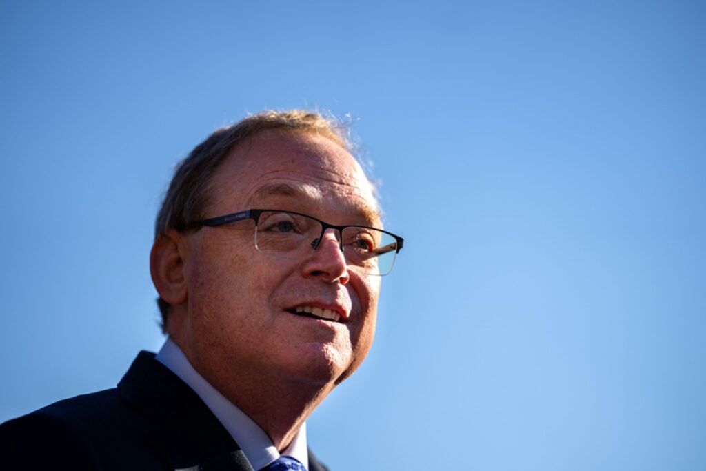 favorito-de-trump-para-assumir-fed-minimiza-investigacao-sobre-powell