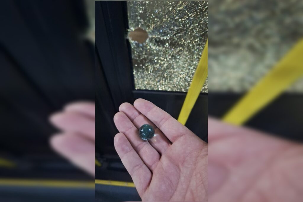 “a-janela-explodiu-inteira”:-passageira-conta-como-foi-ataque-a-onibus