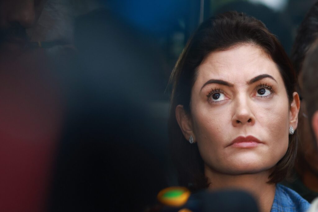 michelle-apaga-post,-volta-atras-e-remove-mencao-a-golpe-e-enteados