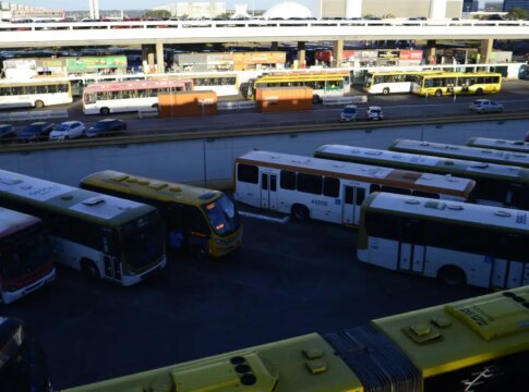 dezenas-de-onibus-de-uma-mesma-empresa-urbana-sao-apedrejados-no-df