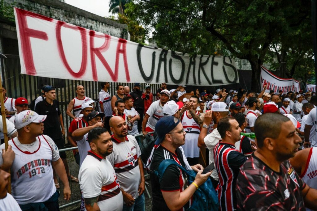 fotos:-torcedores-do-sao-paulo-protestam-contra-casares-no-morumbis