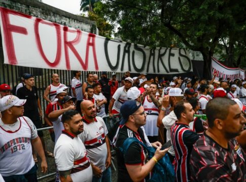 fotos:-torcedores-do-sao-paulo-protestam-contra-casares-no-morumbis
