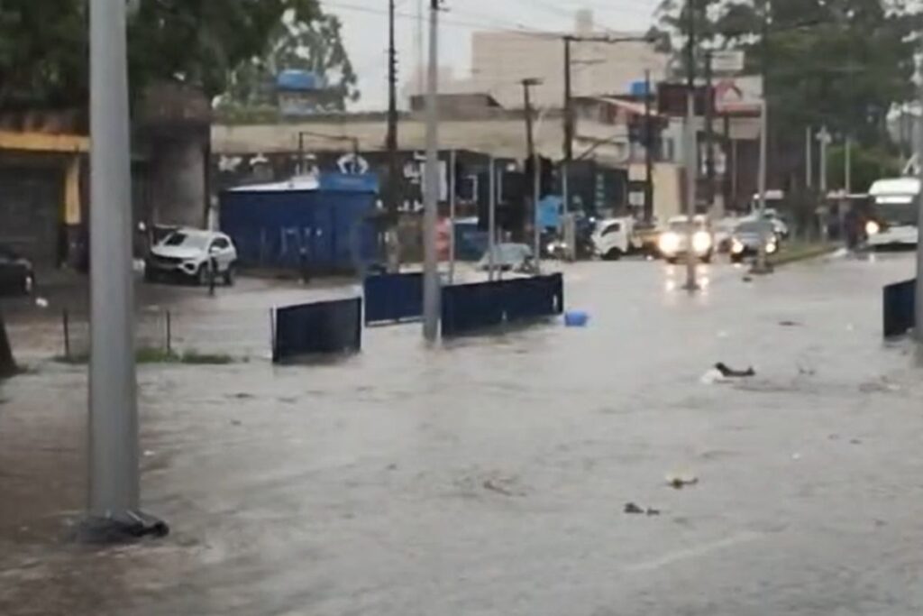 chuva-forte-e-alagamentos:-veja-estragos-na-grande-sp-apos-temporal.-videos