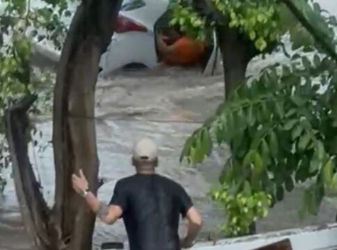 temporal:-carros-sao-arrasados-por-enxurrada-com-pessoas-a-bordo