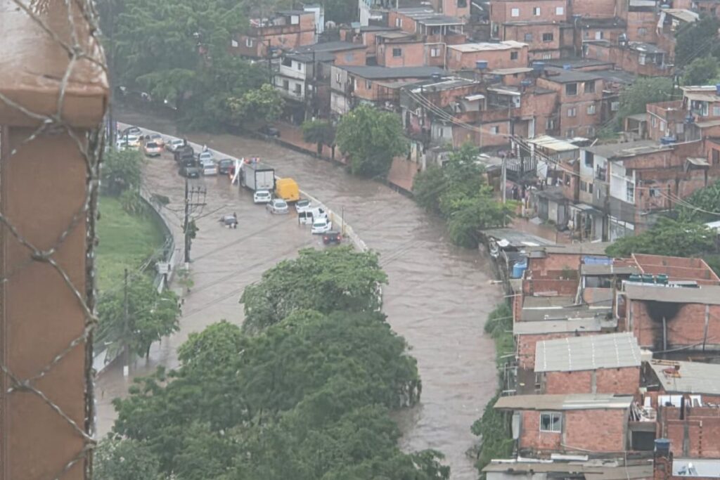 sp:-chuva-deixa-alagamentos,-carros-arrastados-e-pessoas-desaparecidas