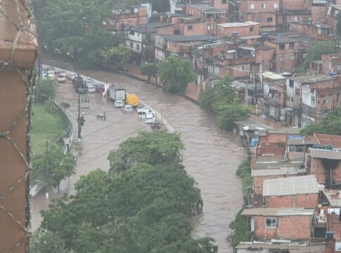 sp:-chuva-deixa-alagamentos,-carros-arrastados-e-pessoas-desaparecidas