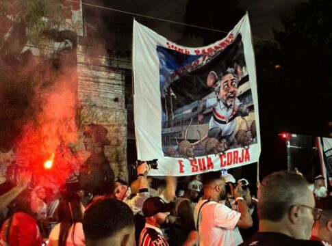 “o-casares-vazou”:-torcida-comemora-impeachment-no-sao-paulo.-video