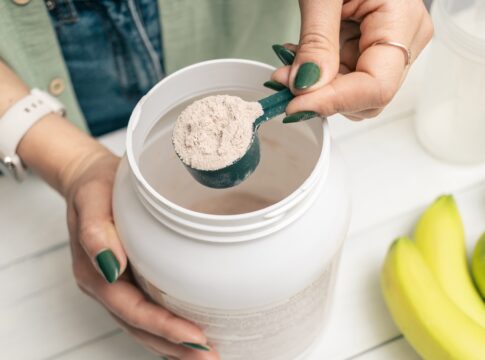 e-verdade-que-usar-whey-protein-causa-espinhas?-entenda