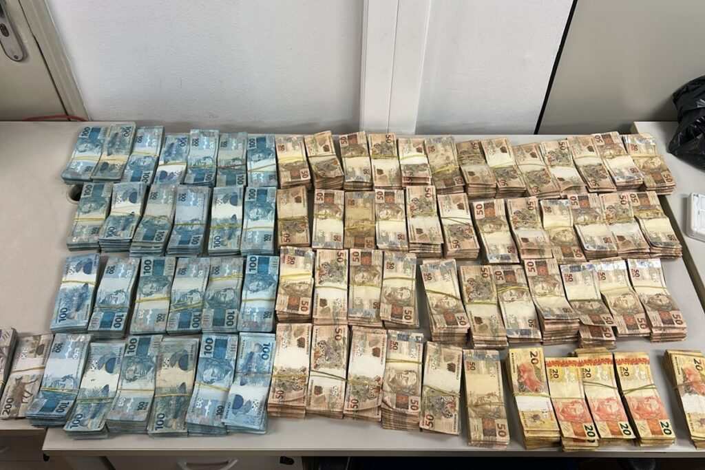 policia-apreende-r$-500-mil-em-saco-de-lixo-e-confisca-carro-blindado