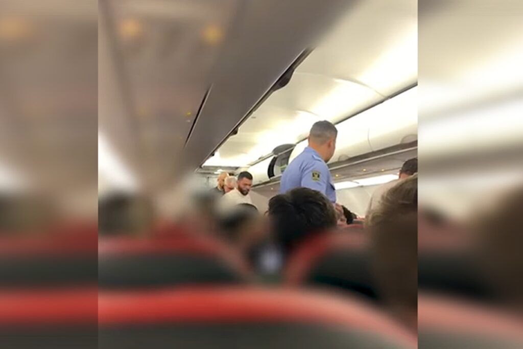 passageiro-se-nega-a-colocar-celular-em-modo-aviao-e-e-retirado-de-voo.-veja-video