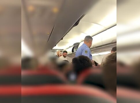 passageiro-se-nega-a-colocar-celular-em-modo-aviao-e-e-retirado-de-voo.-veja-video