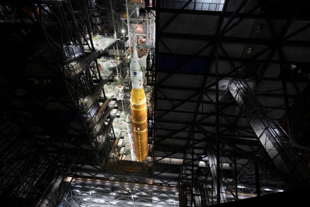 artemis-ii:-foguete-da-nasa-e-levado-para-a-plataforma-de-lancamento