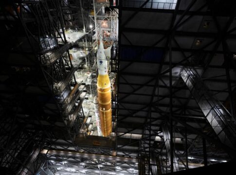 artemis-ii:-foguete-da-nasa-e-levado-para-a-plataforma-de-lancamento
