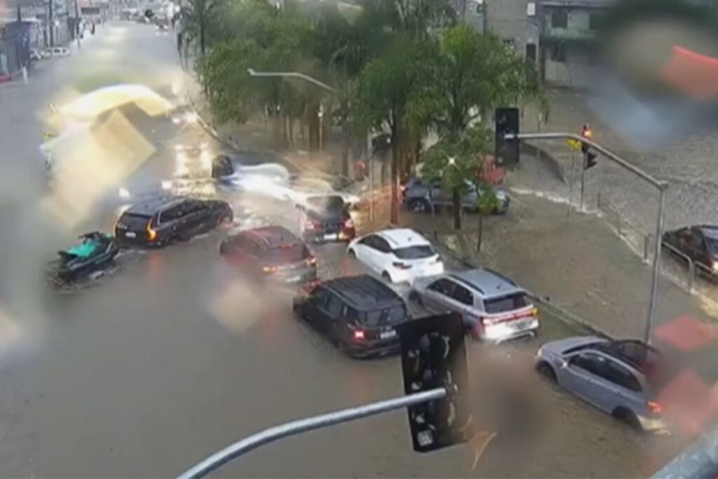 defesa-civil-emite-alerta-extremo-apos-temporal-deste-sabado-(17/1)