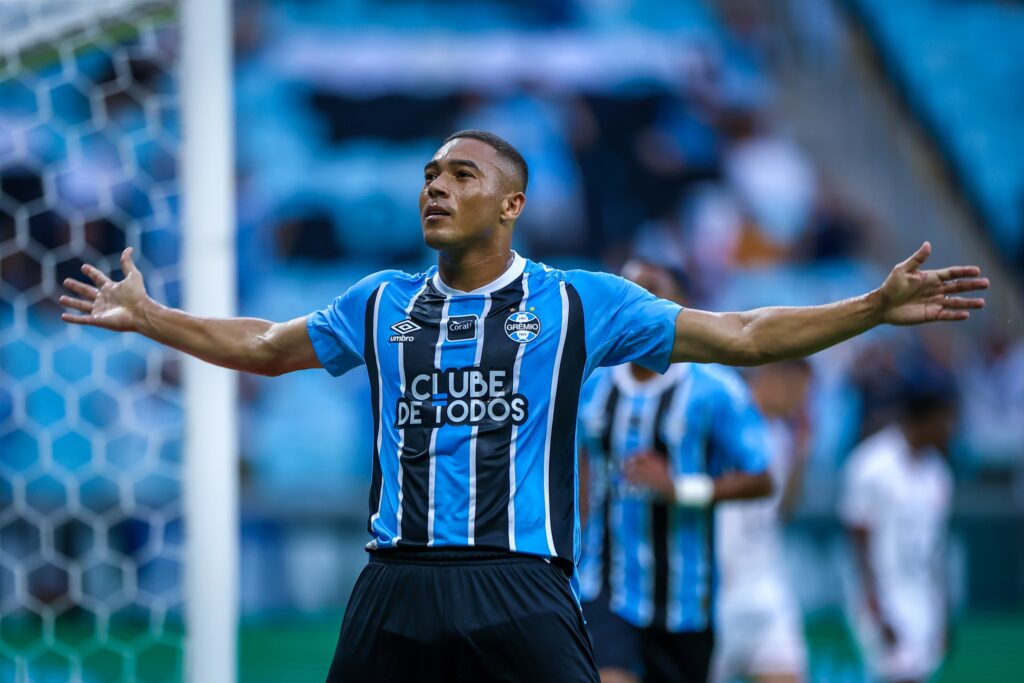 gremio-goleia-sao-luiz-por-5-x-0-com-hat-trick-de-carlos-vinicius