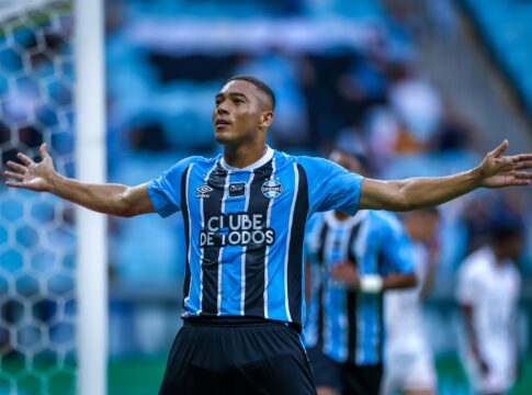 gremio-goleia-sao-luiz-por-5-x-0-com-hat-trick-de-carlos-vinicius