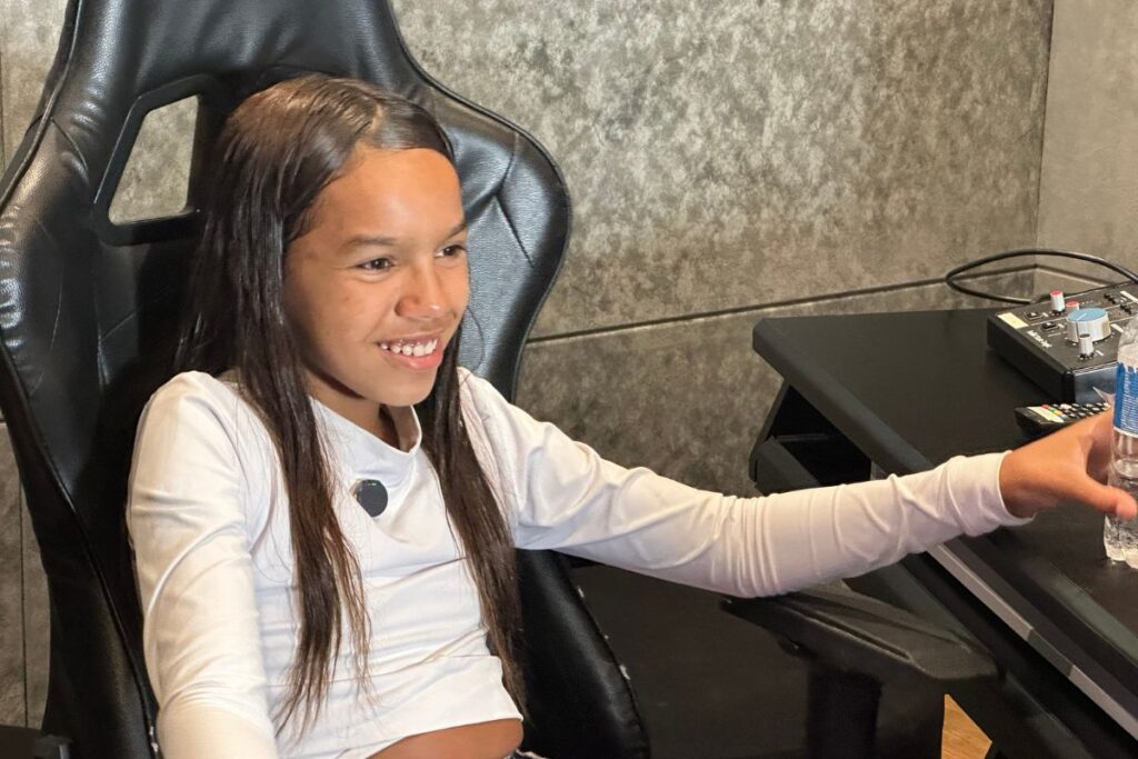 quem-e-mc-vitoria,-menina-de-13-anos-que-e-fenomeno-do-funk-consciente.-video