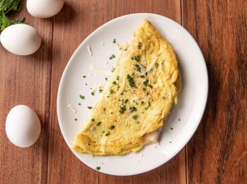 omelete-de-caneca-na-air-fryer-e-solucao-pratica-para-o-dia-a-dia