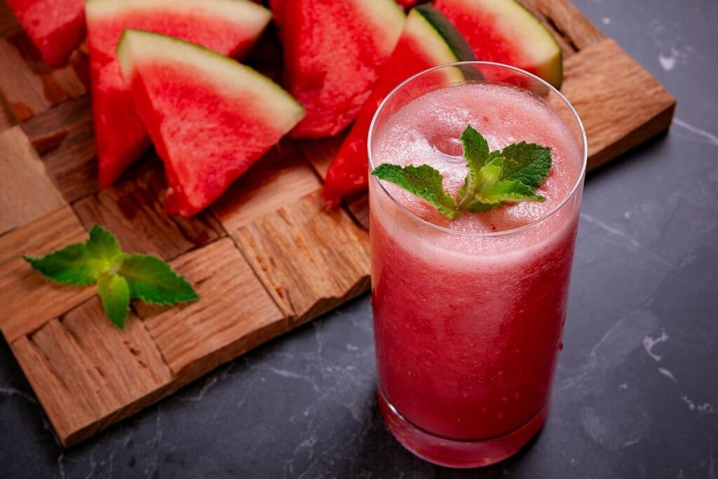 faca-o-suco-de-melancia-com-limao-e-hortela-que-viralizou-no-tiktok