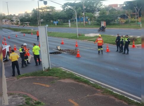 cratera-de-7-metros-se-abre-e-interdita-via-em-regiao-do-df