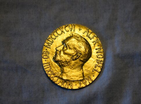 “nao-pode-ser-repassado”,-diz-nobel-sobre-doacao-de-medalha-a-trump