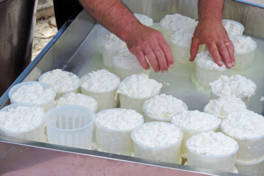 ricota-caseira-com-3-ingredientes:-veja-receita-facil-e-economica