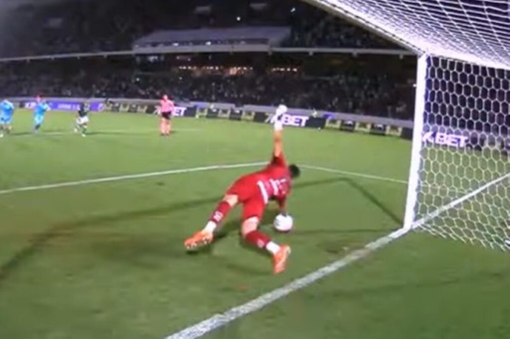 gabriel-brazao-pega-penalti,-mas-santos-leva-empate-do-guarani-no-fim