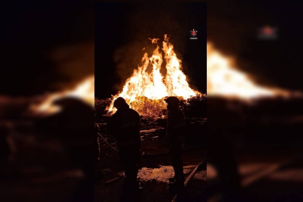 incendio-em-madeiras-mobiliza-bombeiros-durante-a-madrugada-no-df