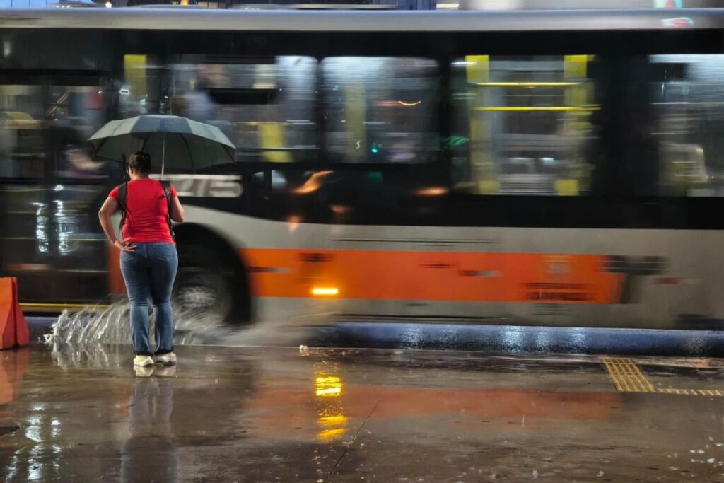 clima:-frente-fria-ameniza-calor-e-provoca-chuvas-em-quase-todo-o-pais