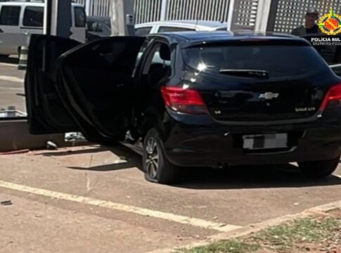 suspeitas-de-roubar-carro-sao-presas-apos-bater-em-muro-de-igreja.-veja-video