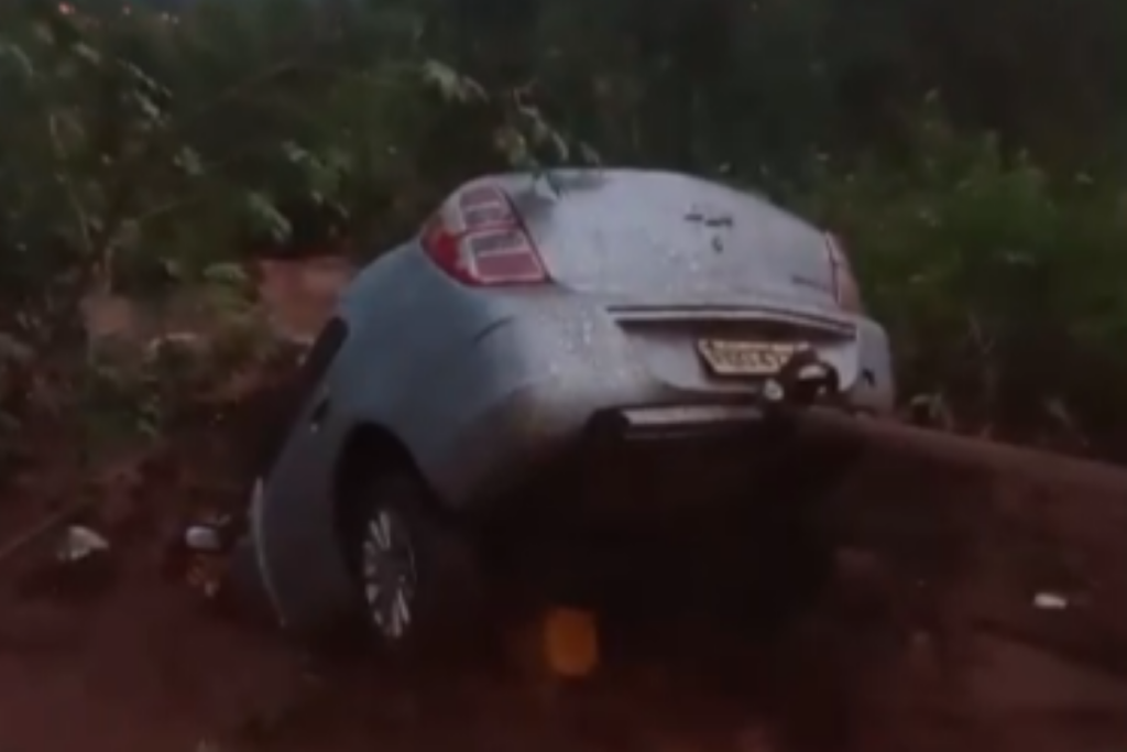 chuva-da-madrugada-(19/1):-carro-e-trator-sao-arrastados-por-enxurrada.-veja-video