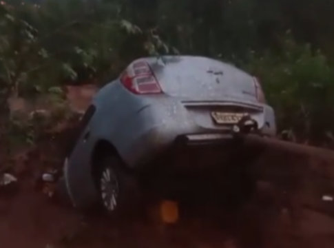 chuva-da-madrugada-(19/1):-carro-e-trator-sao-arrastados-por-enxurrada.-veja-video