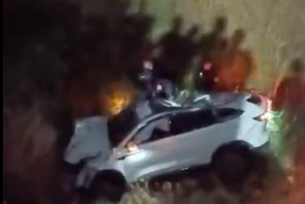 carro-cai-na-linha-ferrea-apos-perseguicao-policial-e-tiroteio-no-rio.-veja-video