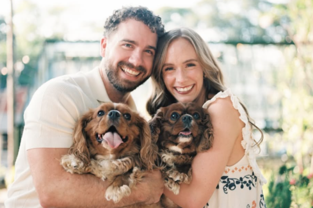 caes-da-mesma-raca-aproximam-casal-e-mudam-suas-vidas