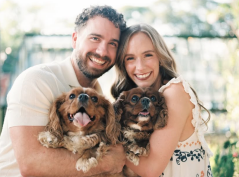 caes-da-mesma-raca-aproximam-casal-e-mudam-suas-vidas