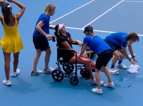 australian-open:-tenista-se-lesiona-e-deixa-quadra-de-cadeira-de-rodas