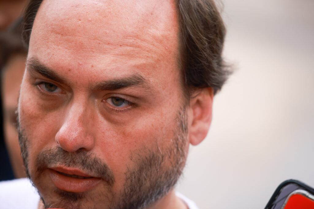 prefeito-de-camboriu-detona-candidatura-de-carlos:-“sc-nao-cai-nessa”