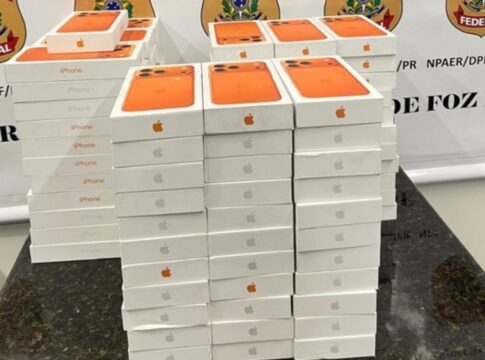 familia-e-flagrada-pela-pf-com-carga-milionaria-de-iphones-17
