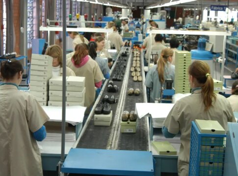 faturamento-da-industria-sobe,-mas-emprego-cai-pelo-terceiro-mes