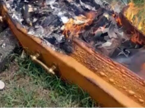 criminosos-invadem-cemiterio-e-ateiam-fogo-em-caixao-durante-enterro