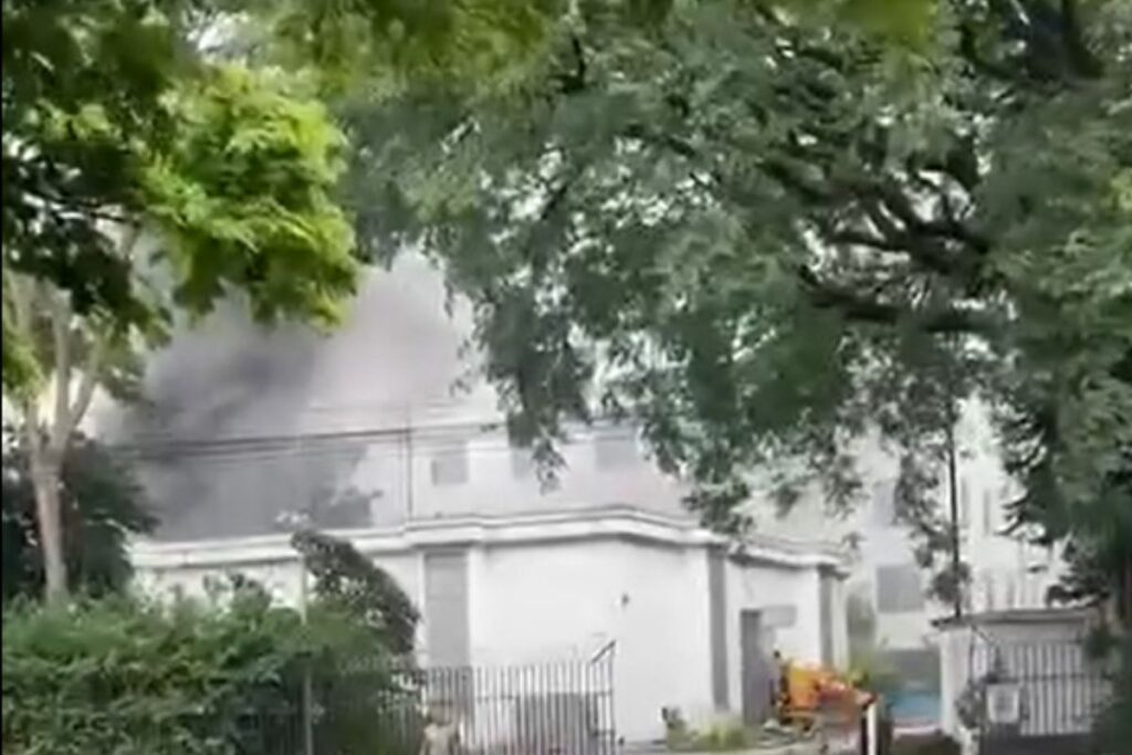 incendio-atinge-predio-e-mobiliza-13-viaturas-dos-bombeiros-em-sp.-veja-video