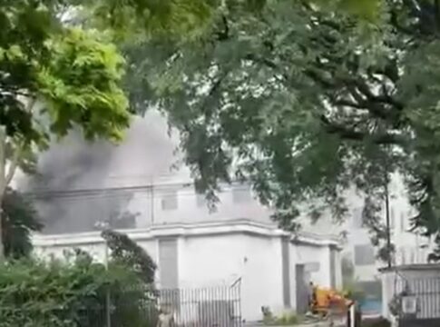 incendio-atinge-predio-e-mobiliza-13-viaturas-dos-bombeiros-em-sp.-veja-video
