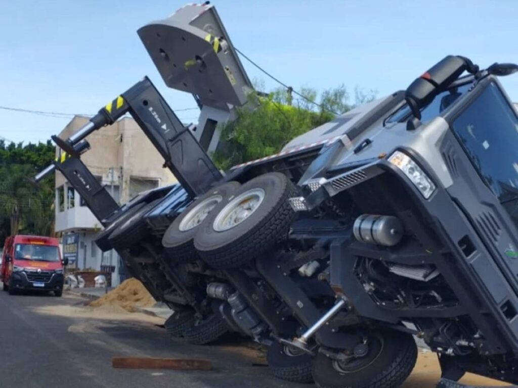 guindaste-tomba-durante-instalacao-de-piscina-e-atinge-casas-em-mg.-video