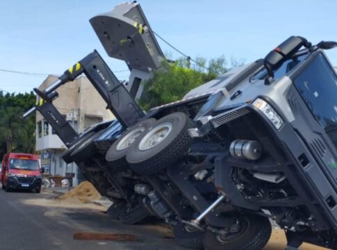 guindaste-tomba-durante-instalacao-de-piscina-e-atinge-casas-em-mg.-video