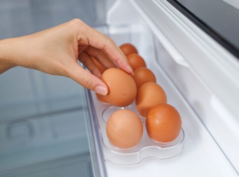 jogar-leite-na-frigideira-ao-fritar-ovo:-chef-ensina-truque-do-tiktok